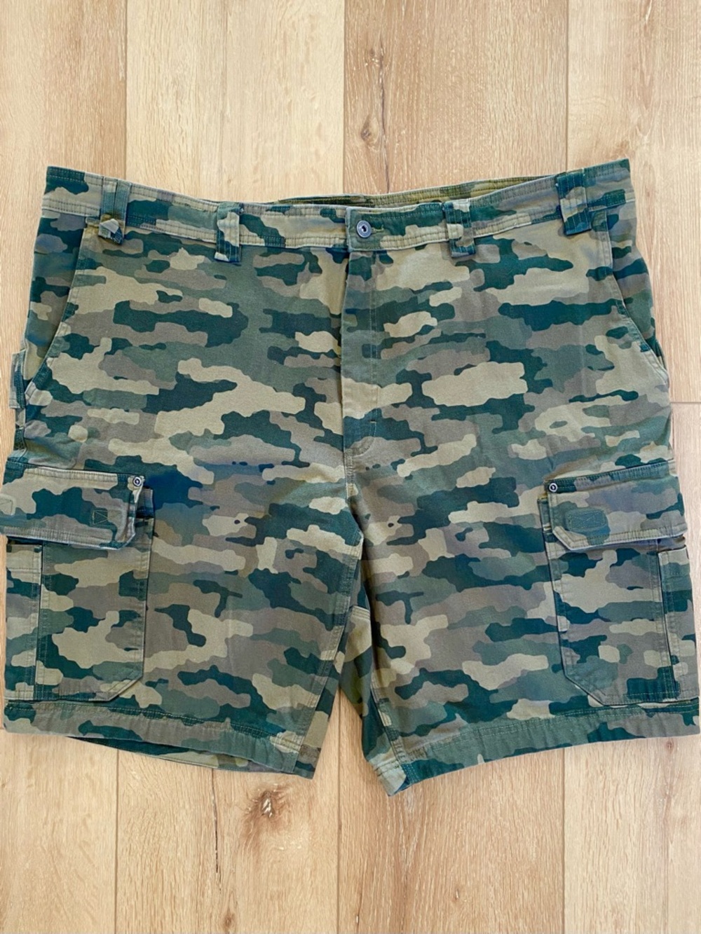 Duluth Trading Co Shorts Men’s Size 48 Green Camo Cargo Short Flex Fire Hose